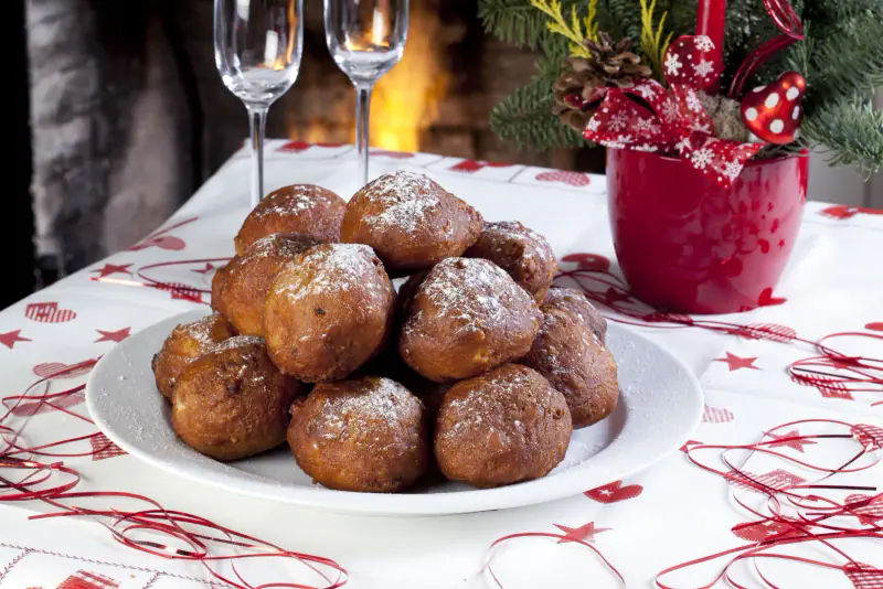 Oliebollen op een feestelijk gedekte tafel